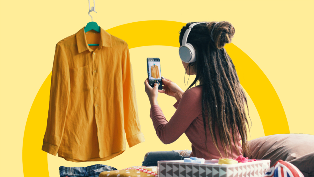 Dynes yn tynnu llun o grys sy’n hongian ar fachyn gan ddefnyddio’i ffôn symudol