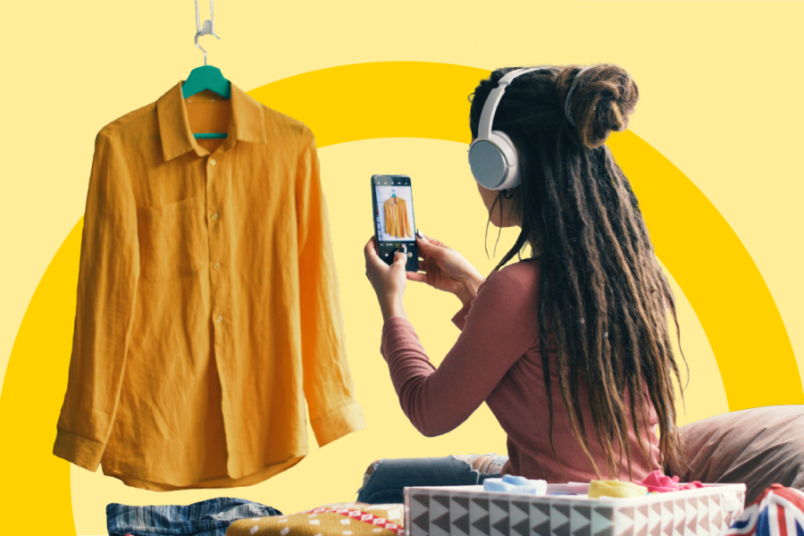 Dynes yn tynnu llun o grys sy’n hongian ar fachyn gan ddefnyddio’i ffôn symudol